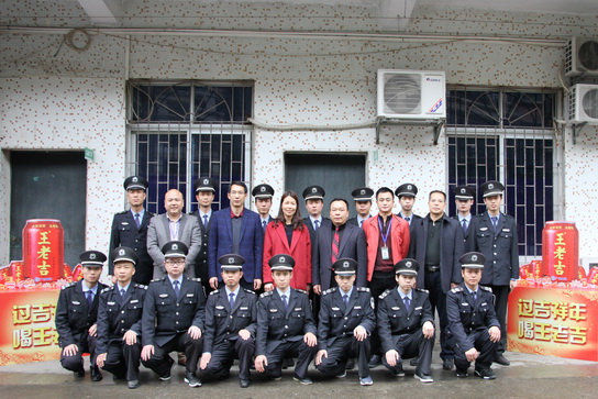 许镇江书记新春开工首日慰问总厂护卫队员