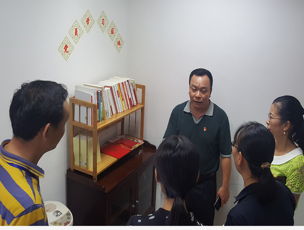 捧读好书，，轻嗅墨香——记第九党支部建设党员学习园地活动