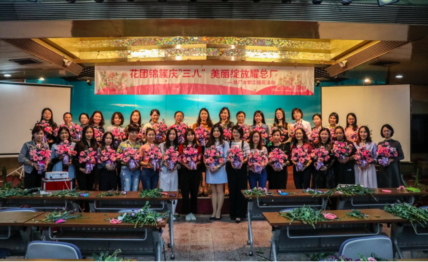 花团锦簇庆“三八” 漂亮绽放耀总厂  ——J9国际站插花活动