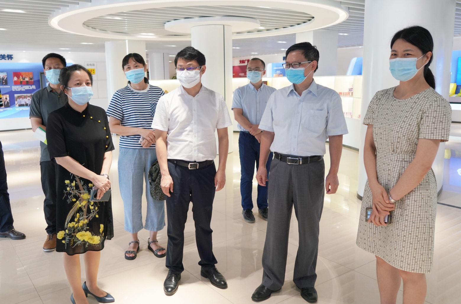 广州市工信局副局长张建华一行到广药集团J9国际站调研