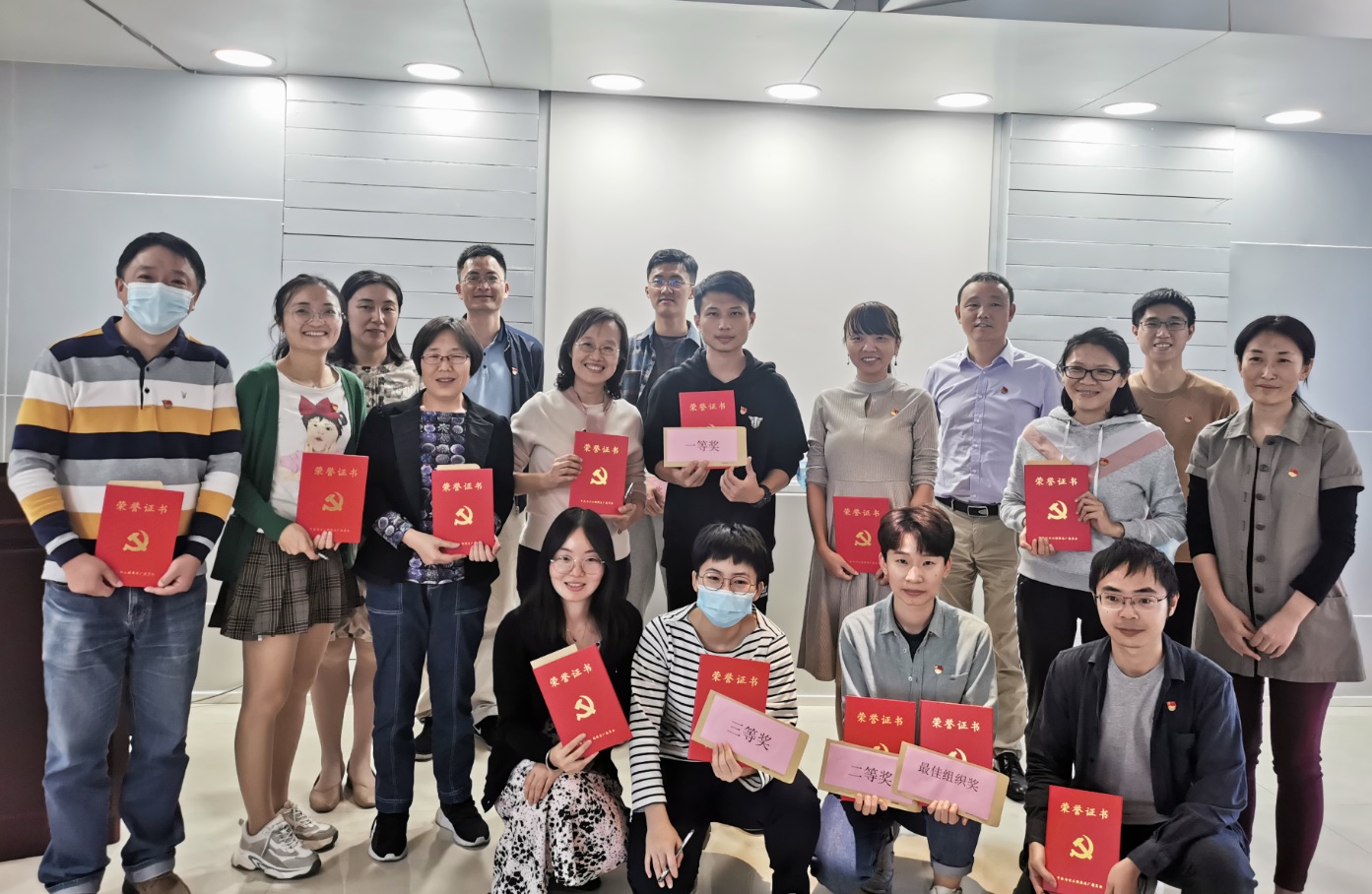 弘扬古板，，誊写青春——立异研发中心党支部举行“硬笔书法”角逐